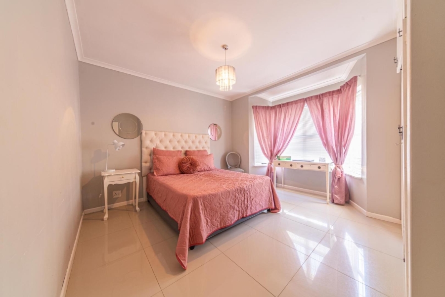 To Let 5 Bedroom Property for Rent in Loevenstein Western Cape